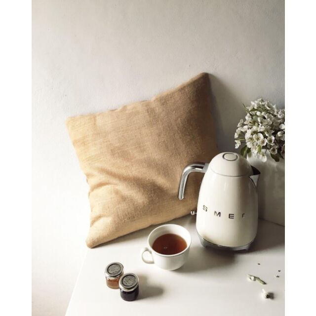 Smeg KLF03CRUK Kettle, Cream